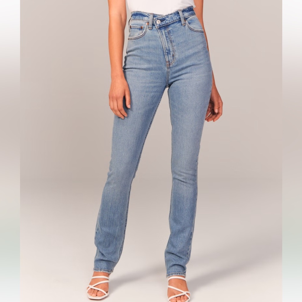 NWT Abercrombie Ultra High Rise 90s Slim Straight Jean